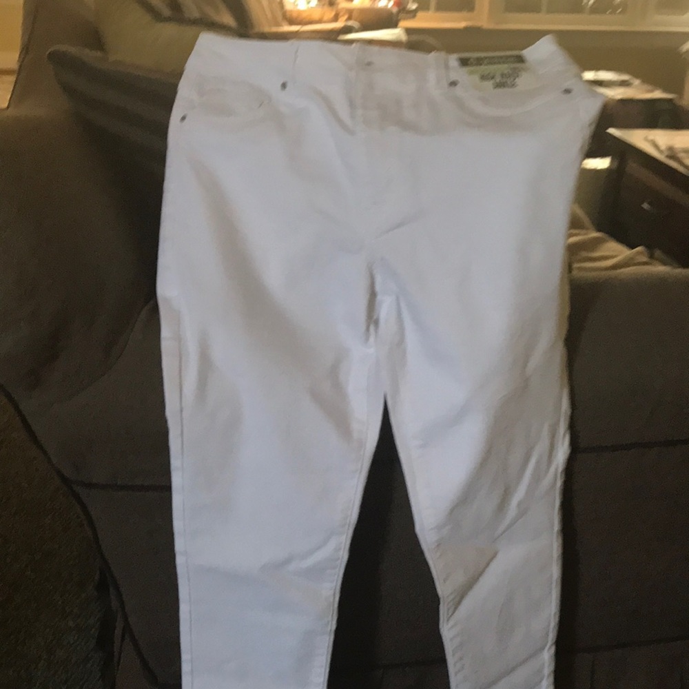 White cropped denim